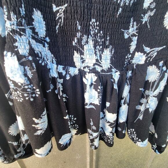 Torrid Blue on Black Floral Long Sleeve Shirred Top Size 2 - Picture 8 of 10